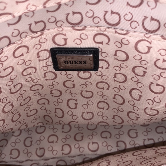 ⭐️BLACK GUESS PURSE AND WRISTLET BUNDLE - Picture 5 of 16